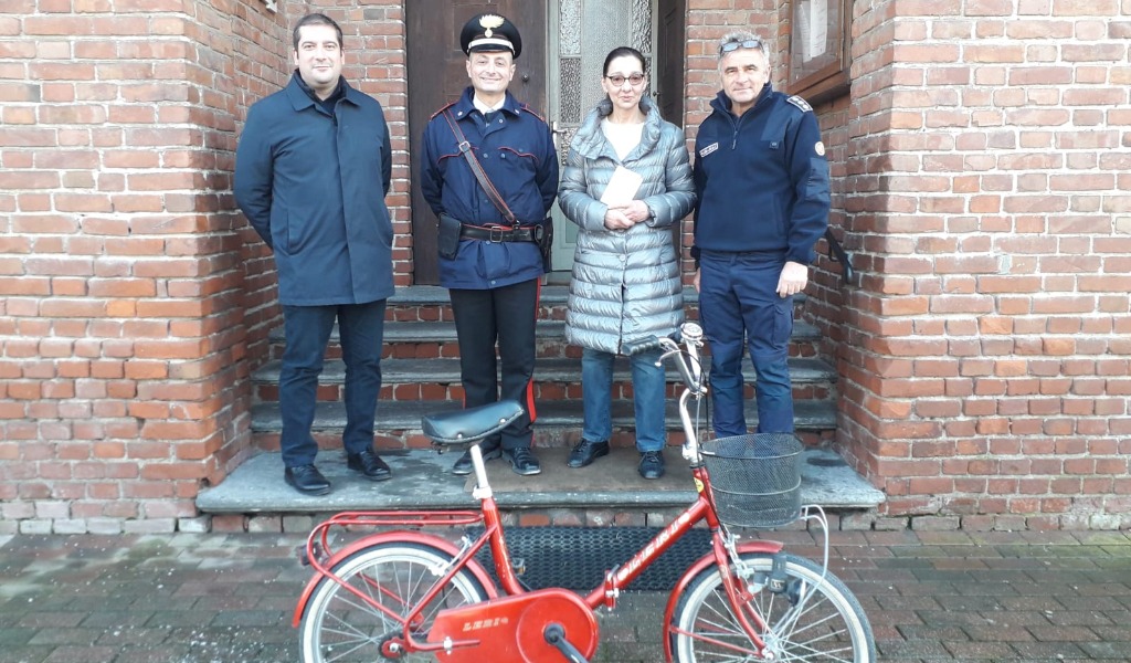 Dopo un incontro d’amore non sa come tornare a casa e ruba una bicicletta, poi la riconsegna