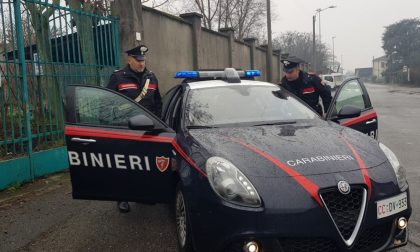 Fermi in auto sul ciglio della strada, al controllo tentano la fuga: in tasca cocaina e hashish