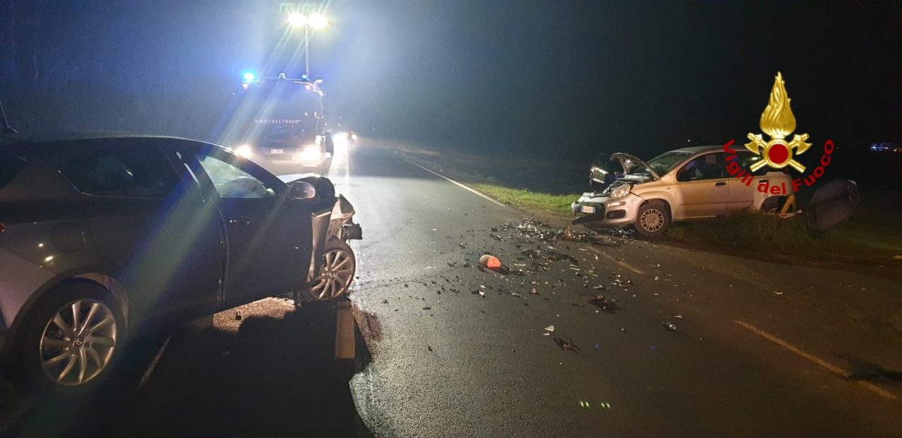 Scontro frontale a Bornasco: soccorsi due giovani FOTO