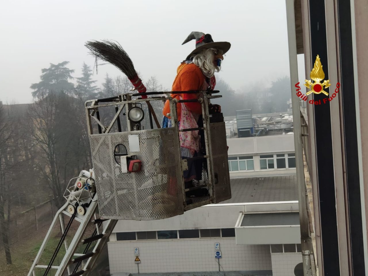 I Vigili del Fuoco “Befana” portano dolci e doni ai bambini in Pediatria VIDEO e FOTO