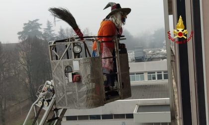 I Vigili del Fuoco "Befana" portano dolci e doni ai bambini in Pediatria VIDEO e FOTO