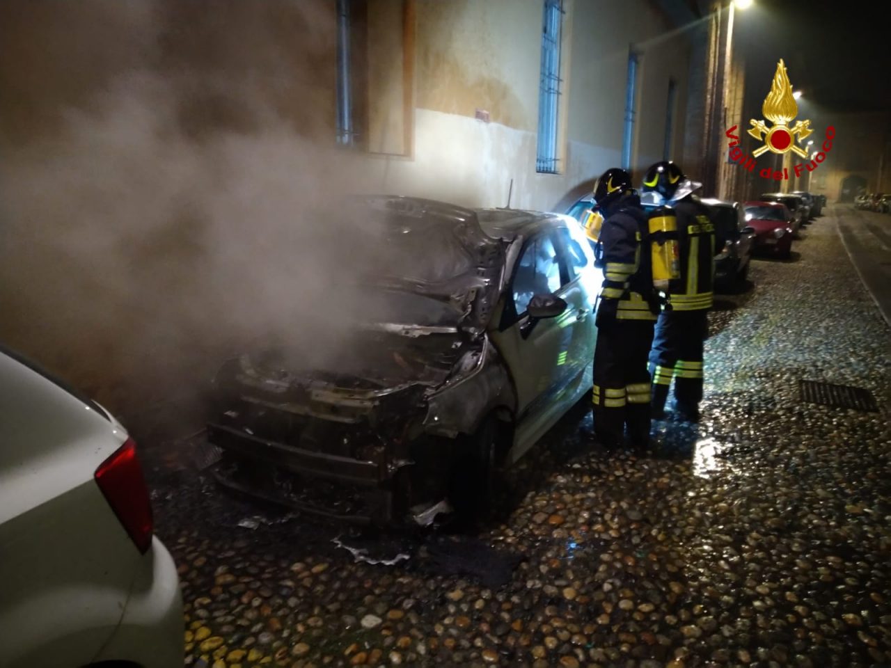 Auto parcheggiata in strada prende fuoco nella notte FOTO