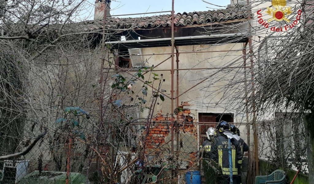 Crolla tetto abitazione: tragedia sfiorata a Torre d’Arese FOTO