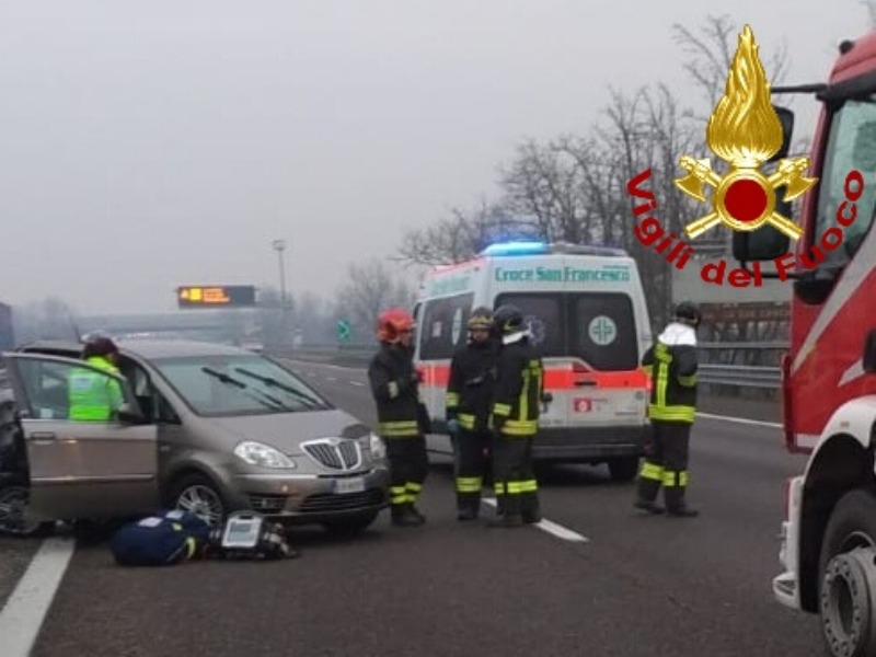 Schianto tra due autovetture in A7: tre feriti FOTO