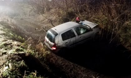 Esce di strada e finisce in un fosso: 25enne in ospedale FOTO