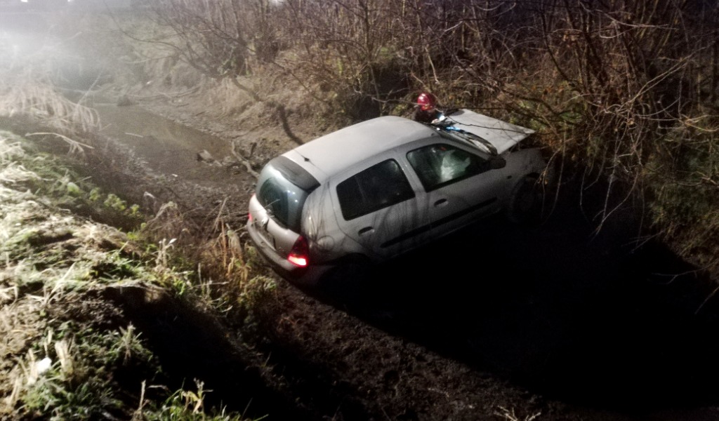 Esce di strada e finisce in un fosso: 25enne in ospedale FOTO