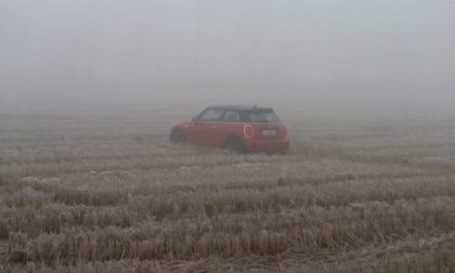 Schianto nella nebbia: le auto finiscono nel campo FOTO