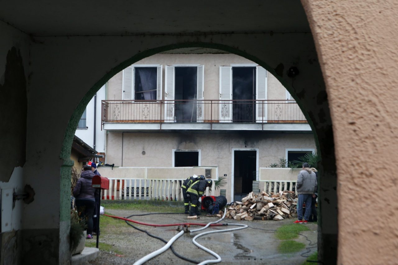 Incendio in abitazione a Olevano: salvi i proprietari, morti i due cani FOTO