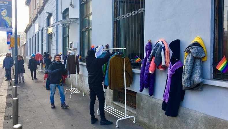 Giubbotti, coperte e libri per chi ha bisogno: è nato il Muro della Gentilezza FOTO