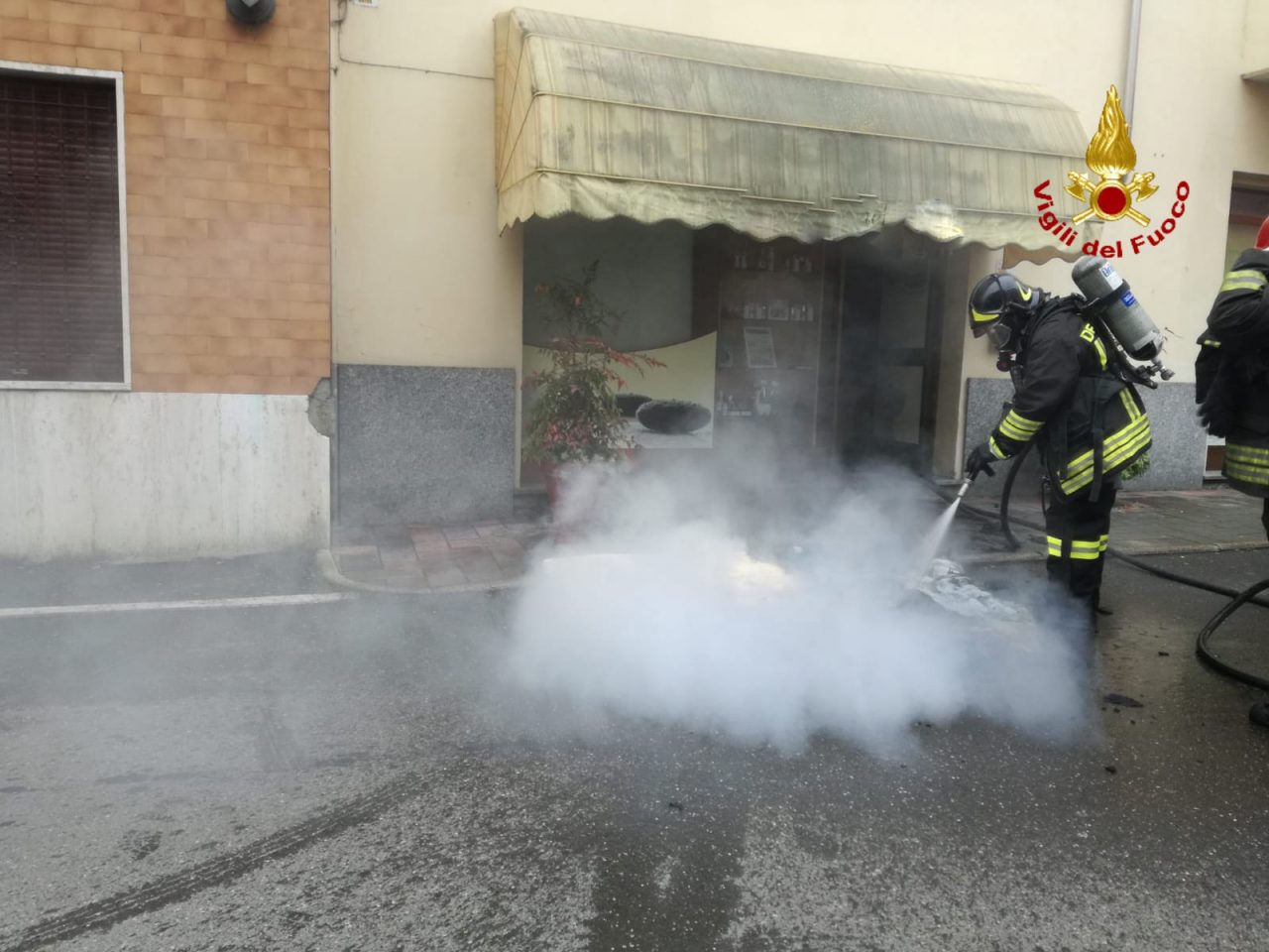 Prende fuoco un lettino per massaggi: incendio al centro estetico FOTO