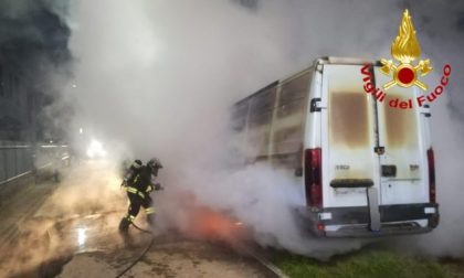 Fiamme dal furgone: arrivano i Vigili del Fuoco