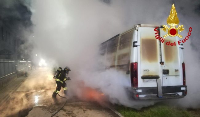 Fiamme dal furgone: arrivano i Vigili del Fuoco