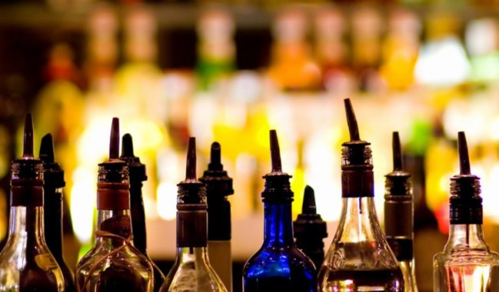 Spaccata al bar, ladri fuggono con bottiglie di alcolici e 50 euro in contanti