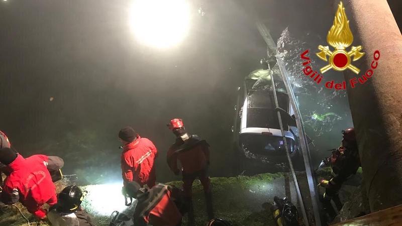 Auto finisce nel Naviglio: ferite tre giovani ragazze FOTO