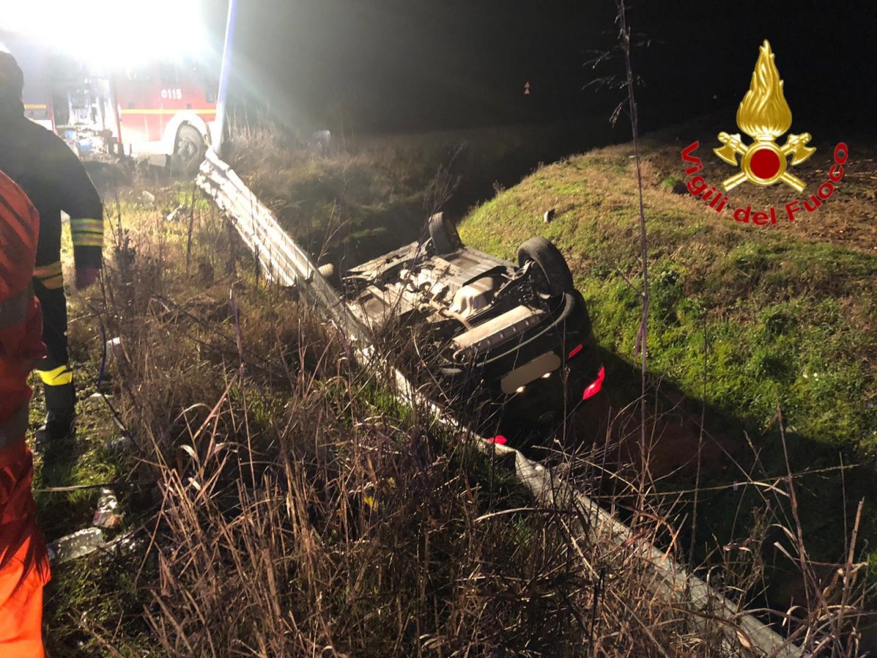 Esce di strada e si ribalta in un fosso: soccorsa una 45enne