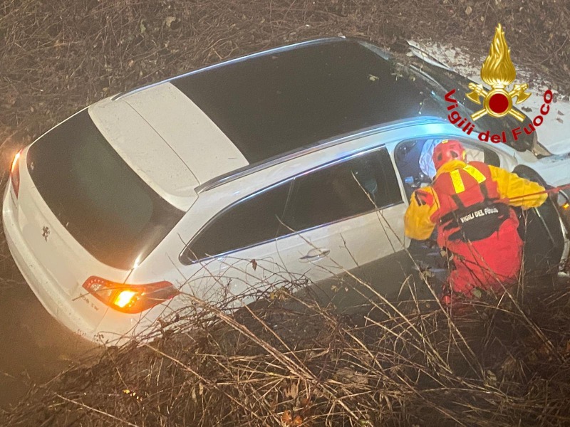 Auto fuori strada sulla Provinciale: ma del conducente nessuna traccia FOTO