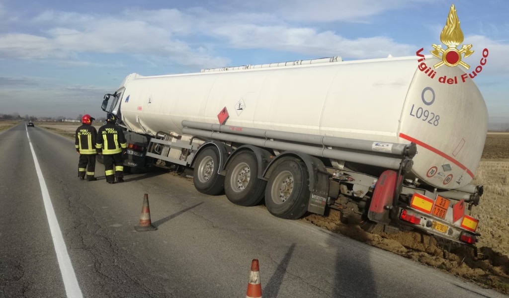 Autocisterna carica di carburante esce di strada: rimessa in carreggiata dai pompieri FOTO