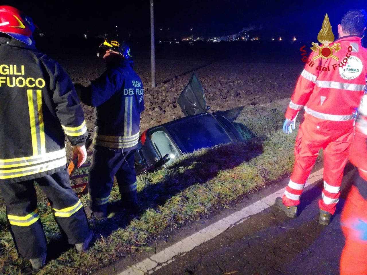 Finisce in un canale con l’auto: in ospedale 30enne FOTO