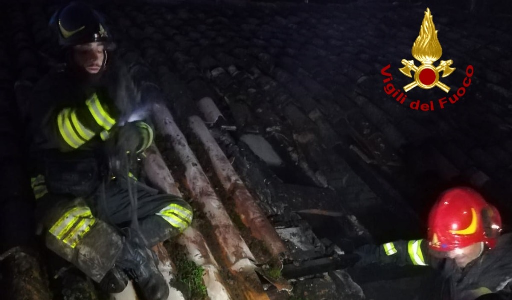 In fiamme il tetto di un’abitazione a Montebello della Battaglia FOTO