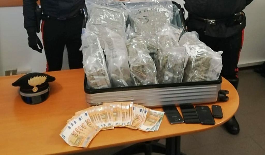 In auto con oltre 7 chili di marijana: alla vista dei carabinieri tenta la fuga