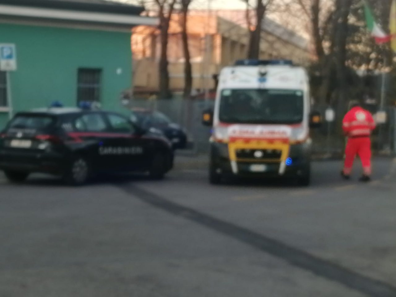 Gli cade la porta da calcio addosso: paura per un 12enne