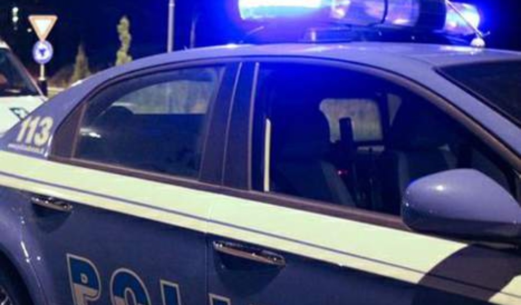 Sfonda la vetrina del bar tabacchi con un tombino e ruba 13 stecche di sigarette