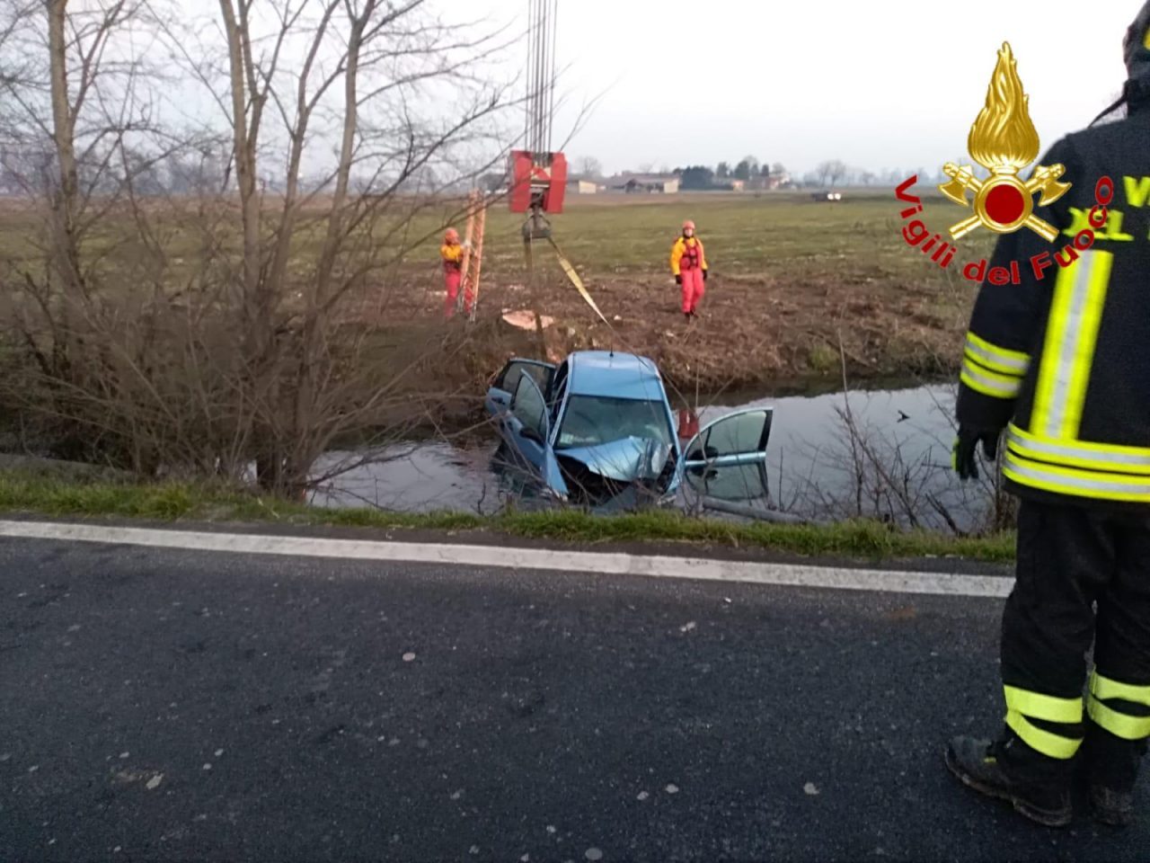 Perde il controllo dell’auto e finisce nella roggia FOTO E VIDEO
