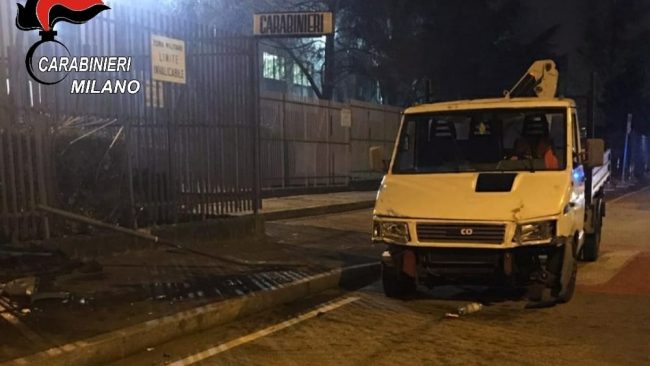 Le arrestano il figlio, lei sfonda il cancello della caserma per protesta e finisce in carcere a sua volta