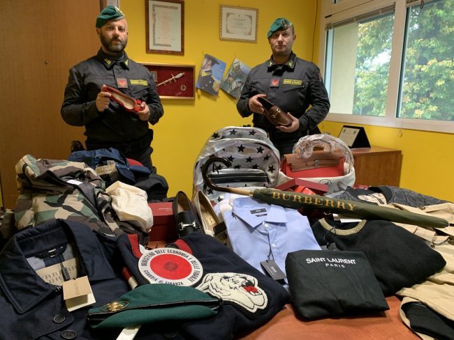 Contrabbando di vestiti griffati per oltre un milione di euro