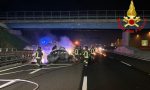 Schianto in autostrada, auto prende fuoco: muore 21enne VIDEO FOTO