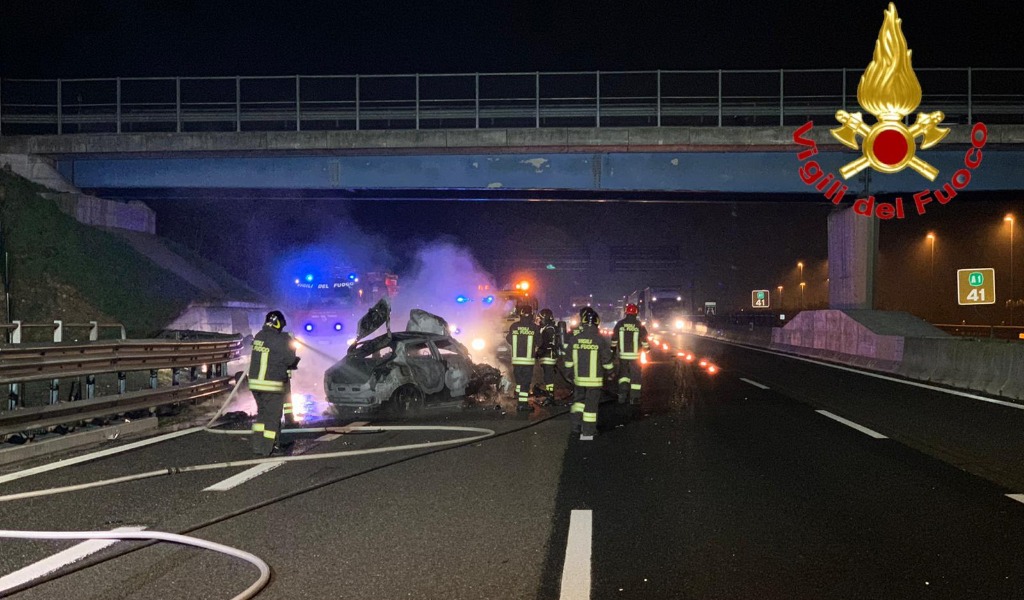 Schianto in autostrada, auto prende fuoco: muore 21enne VIDEO FOTO