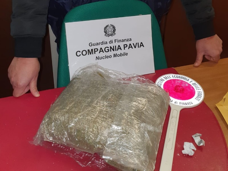 Non si fermano all’alt, in auto mezzo chilo di droga: arrestati dopo inseguimento in autostrada