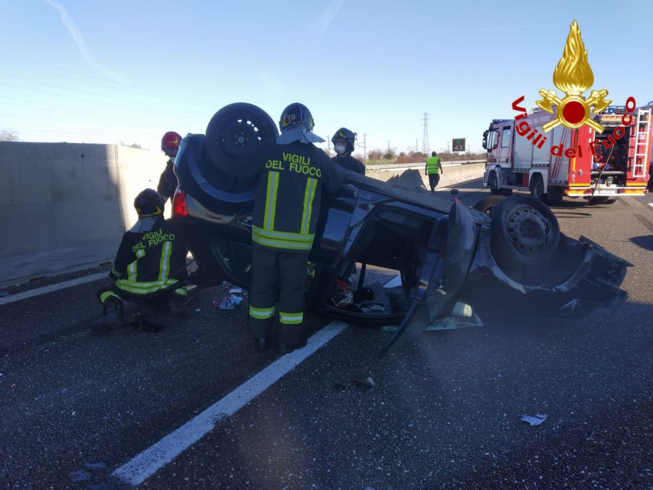 Schianto in A1, auto contro tir si ribalta sulla carreggiata FOTO