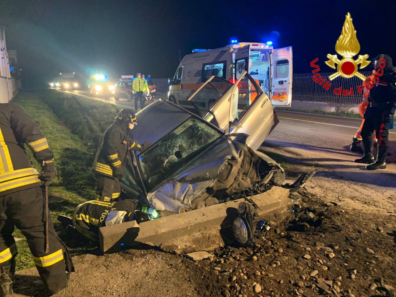 Auto fuori strada a Villanterio, 33enne finisce in un fossato FOTO