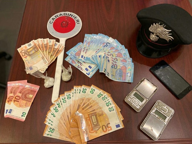 Sorpreso a vendere cocaina, arrestato pusher 34enne