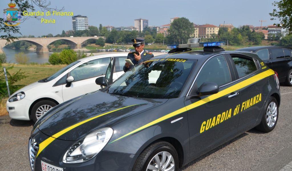 100 autovetture intestate a due prestanome, uno percepiva il reddito di cittadinanza