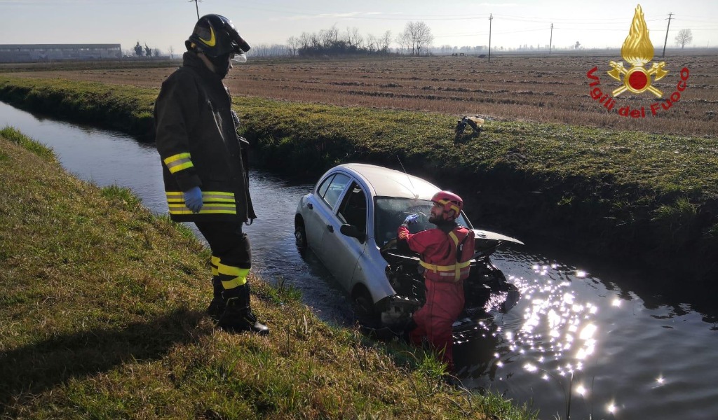 Esce di strada e finisce in un canale pieno d’acqua, soccorsa 52enne