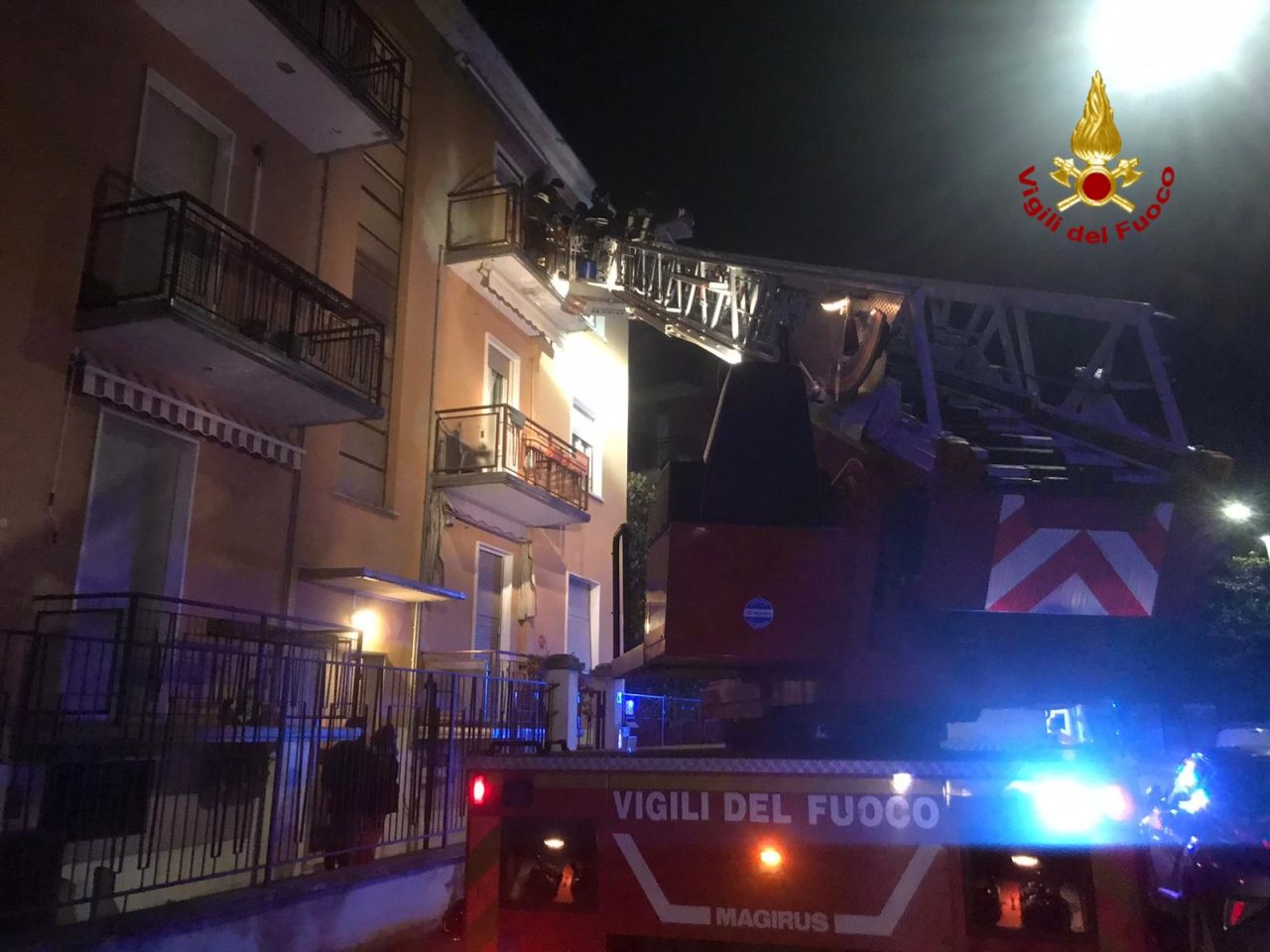 Anziano cade in casa, portato in salvo dai Vigili del Fuoco