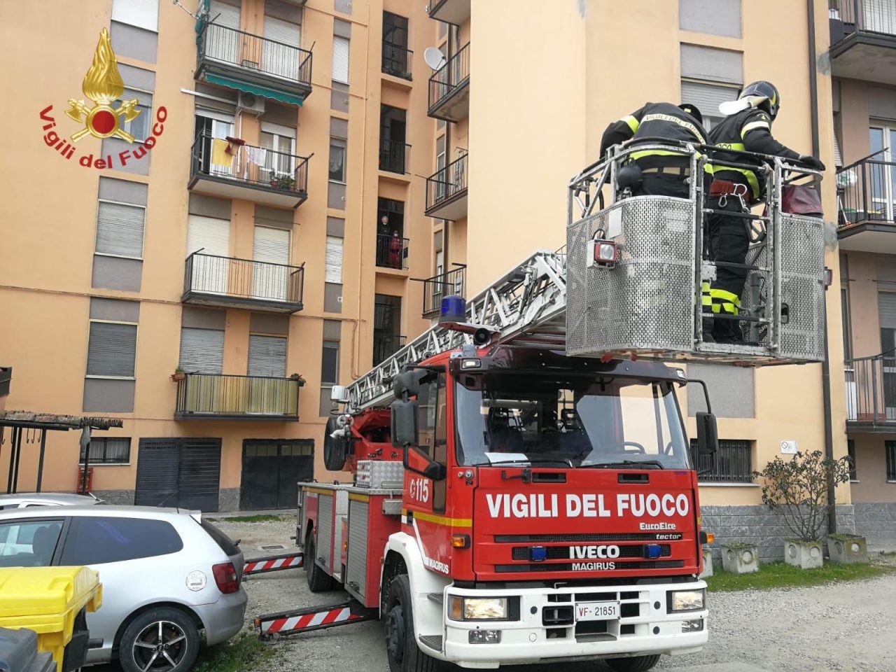 I Vigili del Fuoco soccorrono una donna in viale Cremona FOTO