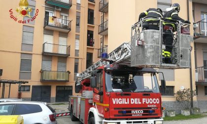I Vigili del Fuoco soccorrono una donna in viale Cremona FOTO