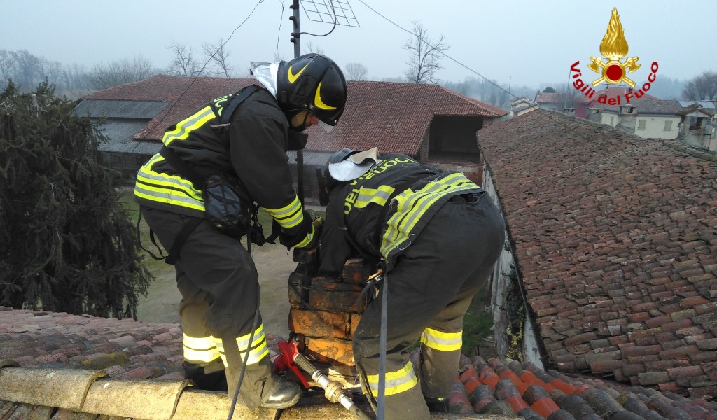 Prende fuoco il camino, arrivano i Vigili del fuoco VIDEO e FOTO