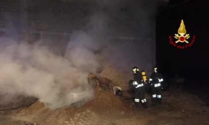 Auto in fiamme a Torre de Negri, un operaio la copre di terra per spegnere il fuoco FOTO