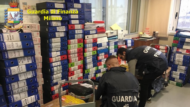 Auto di lusso e regali con i soldi aziendali: arrestato imprenditore di supermercati