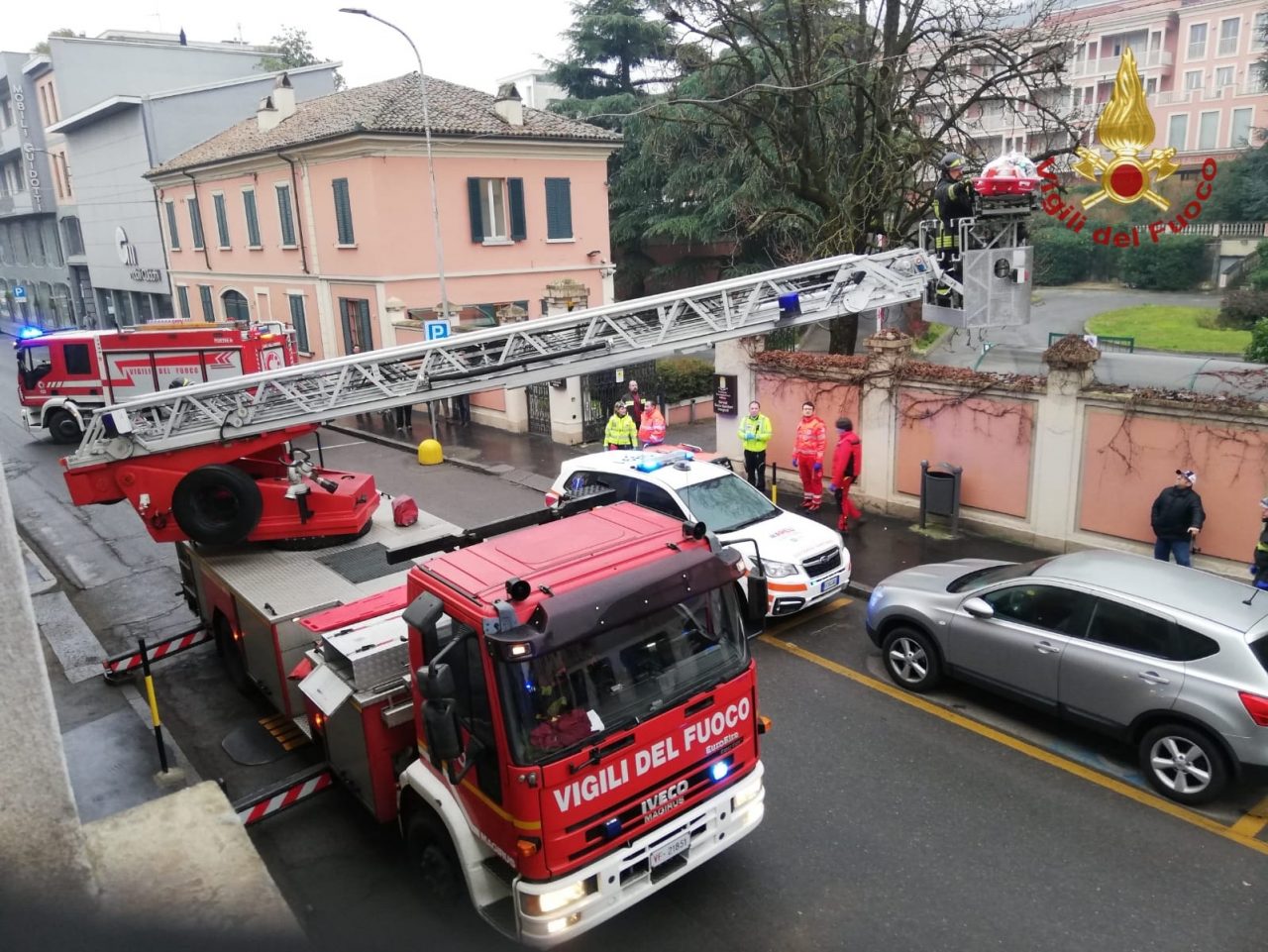 Ha bisogno di cure ma la barella non passa dalle scale: arrivano i VVFF