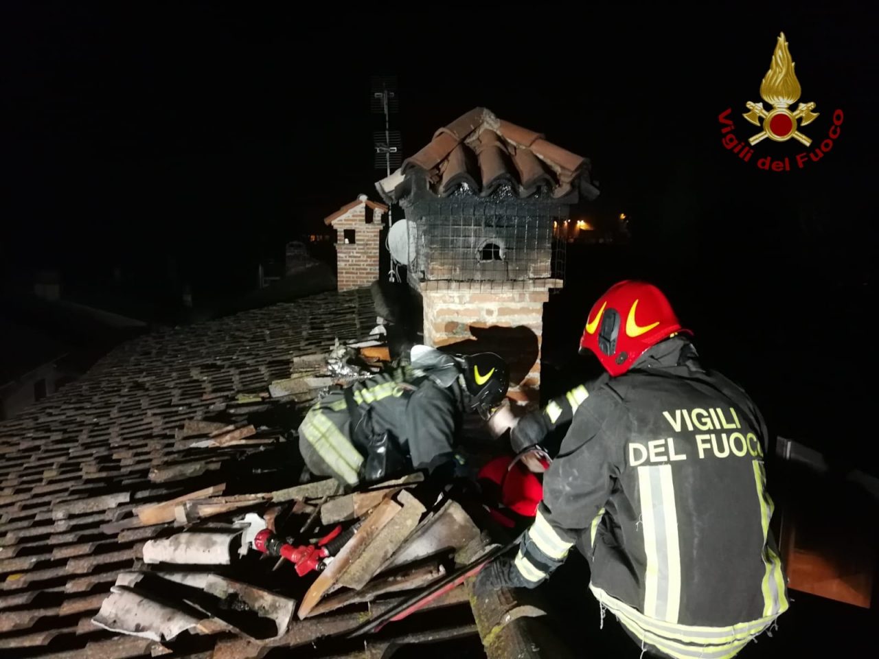 Canna fumaria a fuoco a Corteolona: fiamme sul tetto FOTO