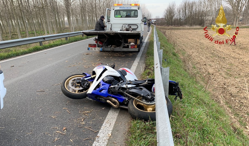 Schianto in moto contro il guard rail, muore donna 42enne FOTO