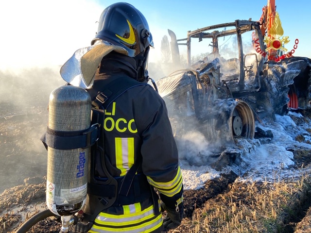 Trattore avvolto dalle fiamme, incendio spento con liquido schiumogeno FOTO