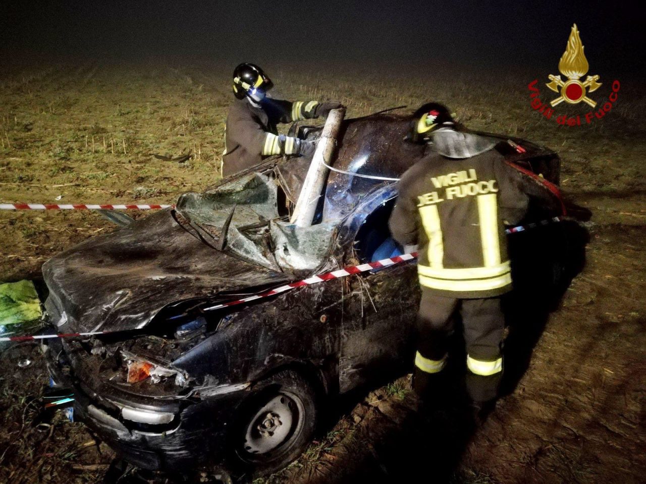 Esce di strada e palo si conficca nell’auto, due giovani miracolati
