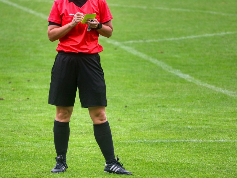 Arbitro donna di 16 anni aggredita allo stadio, arrivano i Carabinieri