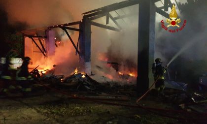 Legnaia distrutta dalle fiamme a Marzano, a fuoco 20 metri cubi di legna FOTO